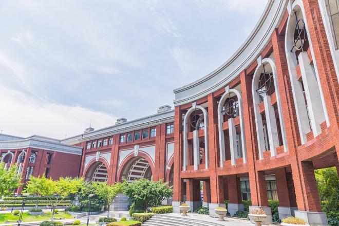探索生命科学前沿：生物技术类专业的热门领域概览(图1)