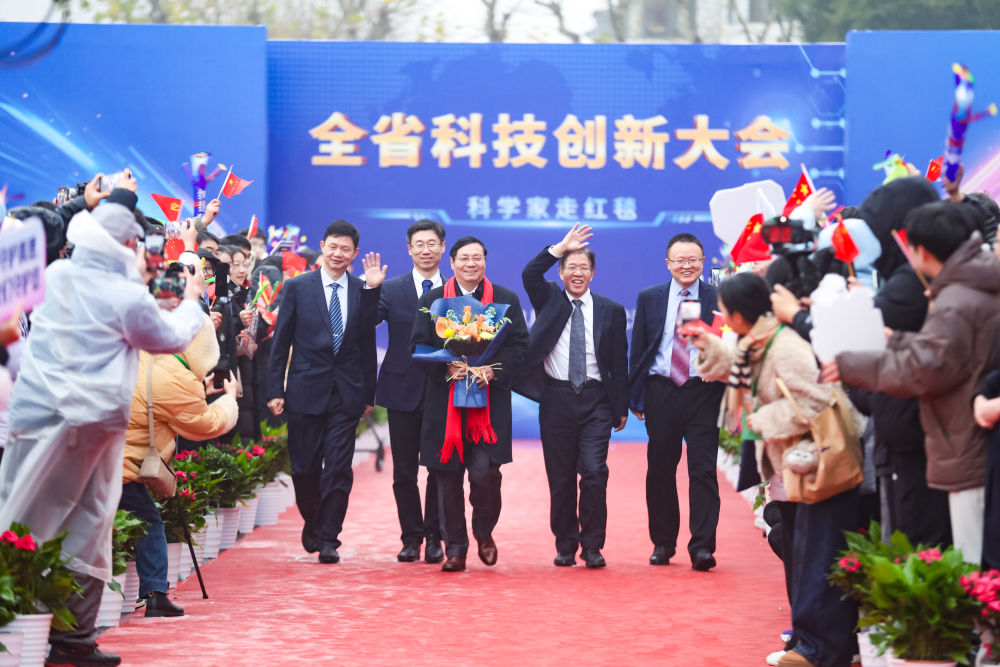 特写:红毯上的科技星光(图1)