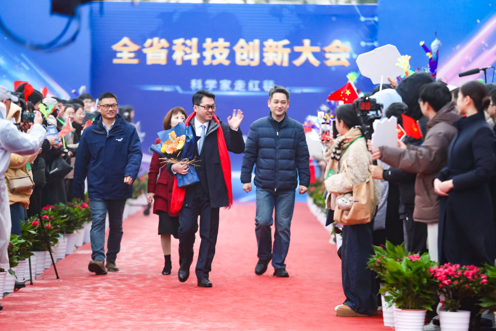 特写:红毯上的科技星光(图2)